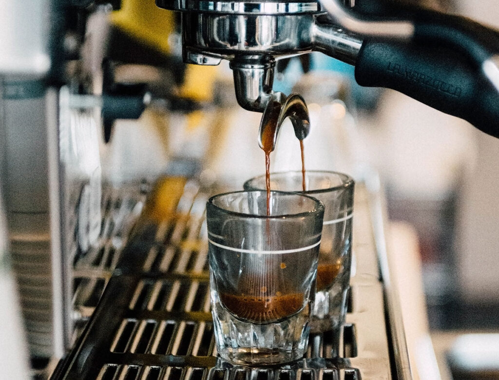 espresso-machine-making-two-espresso-shots